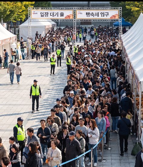 Festival visitors enjoying bread purchases and browsing bakery stalls at the 2026 Daejeon Bread Festival at Expo Science Park