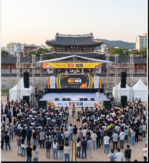 수원 통닭거리 야장 야외취식존에서 통닭을 즐기는 방문객들의 가을 저녁 풍경