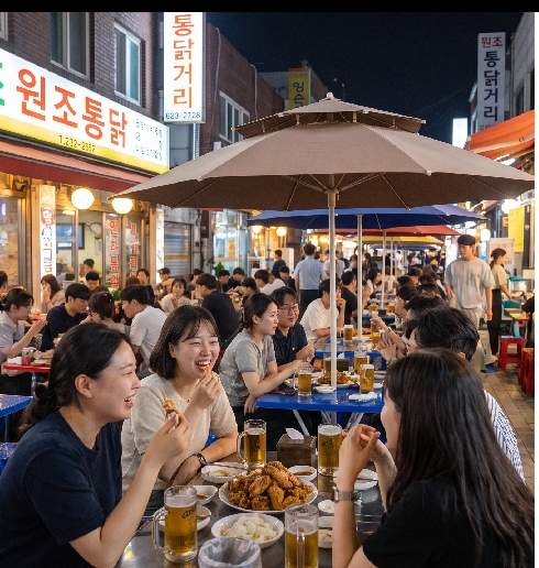 수원 화성행궁과 화성 성곽을 배경으로 가을 저녁 통닭거리축제 현장 야경