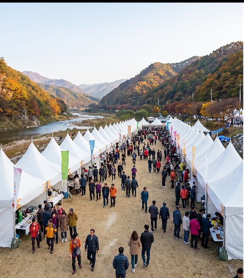 청송사과축제 공연 무대와 관객석 전경, 야간 조명이 켜진 용전천 현비암