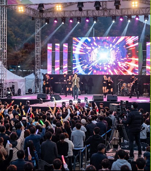 청송사과축제 헬로콘서트 무대와 용전천 현비암 축제장 야경