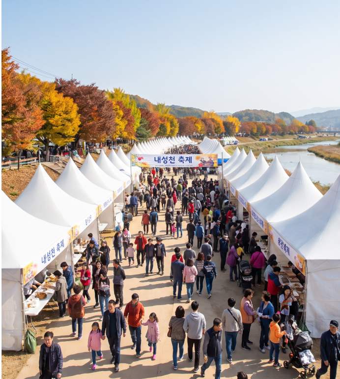 Visitors participating in the Han-songi Time Auction live bidding for a single pine mushroom at the Bonghwa Pine Mushroom Festival