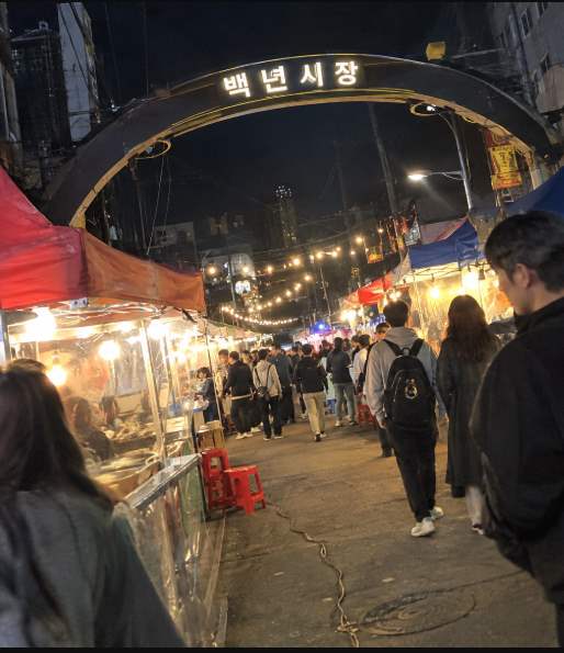 서울 강북구 백년시장 한천로144길 야시장 입구와 주변 거리 풍경