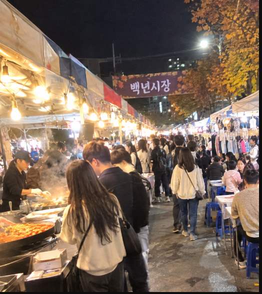 강북구 수유 일대 가을밤 거리 풍경과 핼러윈 시즌 야시장 분위기