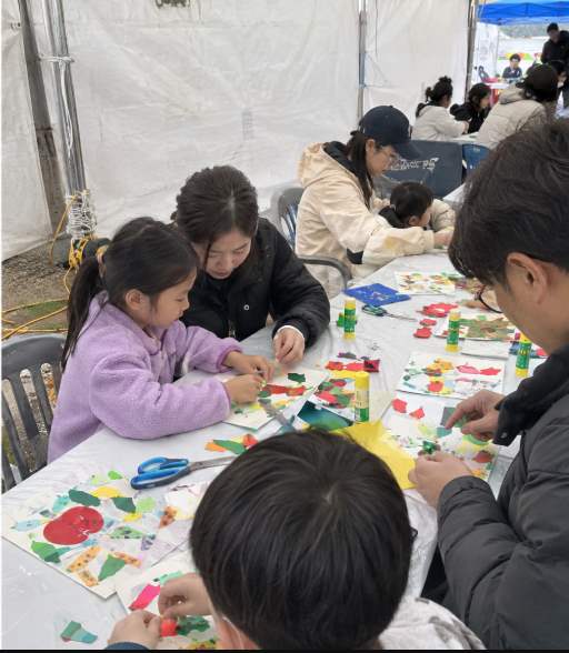 양구 사과와 시래기 농특산물을 판매하는 축제장 부스 풍경