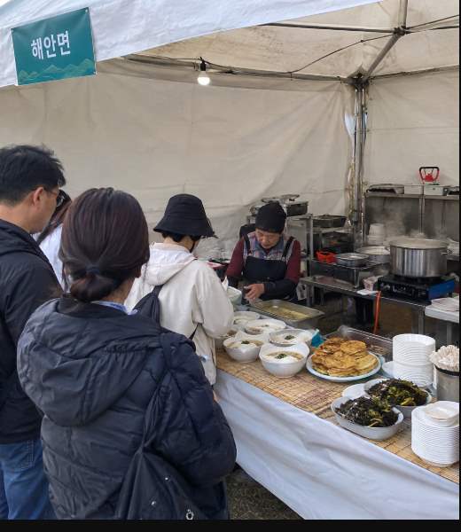 가을 펀치볼 분지 풍경 속에서 축제를 즐기는 가족 나들이객