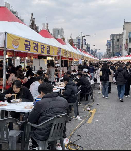 11월 구미역 원도심 거리를 따라 축제 부스를 둘러보는 방문객 모습