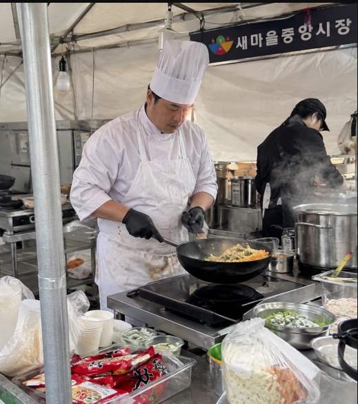 구미역 인근 식당가에서 라면 요리를 맛보는 방문객 모습