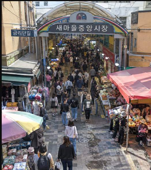 구미역과 금리단길 일대에서 라면 레스토랑을 즐기는 방문객 풍경
