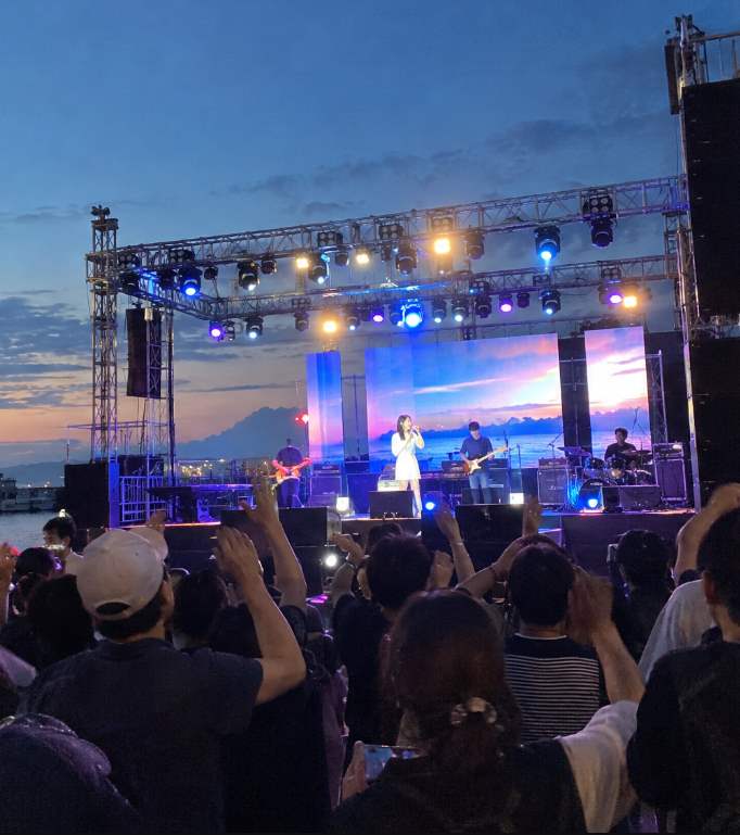 죽변항 수산물축제 야간 불꽃놀이가 항구 위로 올라오는 장면